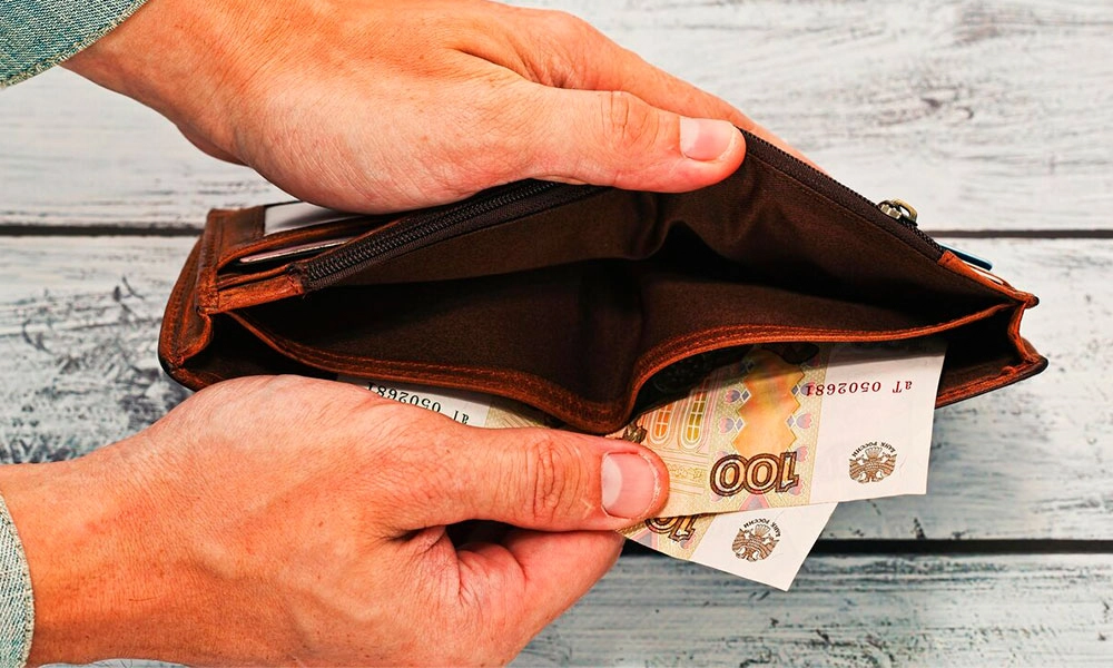 8 вредных привычек, которые съедают половину зарплаты